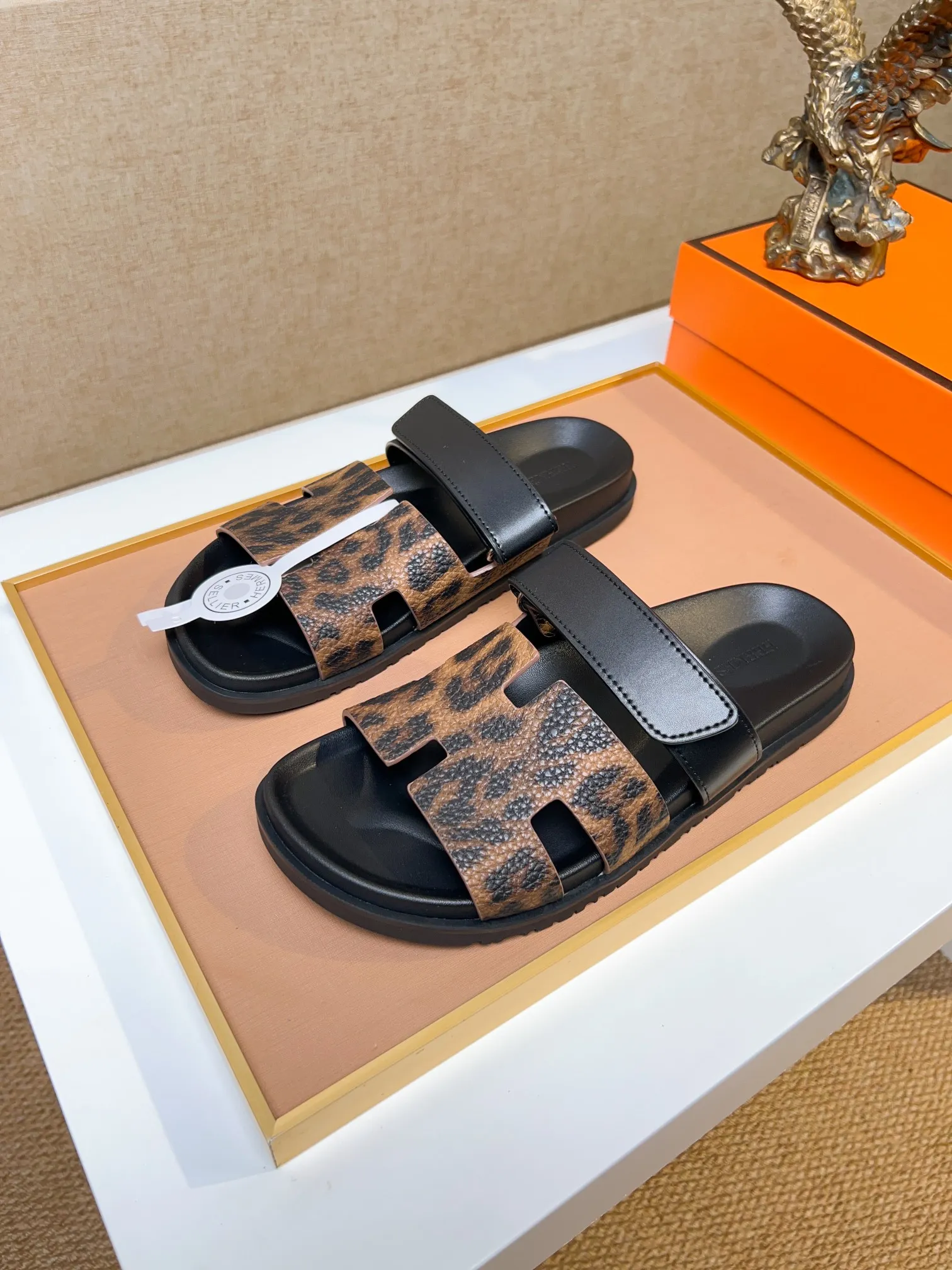 Men's clothing and shoes 💰340 💅💅💅 new arrival. Hermes Hermes official website latest counter synchronized new oran color leather H slippers, the original Paris version flew back to the original model and opened the mold to make it perfectly🍌The highest quality Sincerity, you can enter and leave the counter at will [Deyi] The upper is made of original customized  colored palm prints, crocodile print, ostrich print, colored cow leather, colored cow suede, 🤔 horse hair, 🥳 colored diamonds, 🥰 3D printing, and other genuine leather slippers, imported cow pattern foot pad lining, Italian  latest original genuine leather combination outsole Code number: 38-48 (customized at 46.47.48) Can be made into picture combination sole with genuine leather pattern and ordinary molded outsole